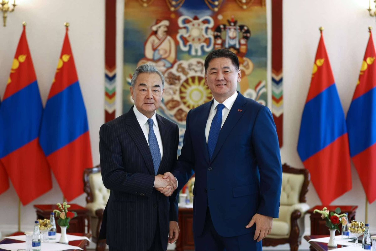 MongolDiplomacy's tweet photo. Ерөнхийлөгч У.Хүрэлсүхэд БНХАУ-ын Гадаад хэргийн сайд Ван И бараалхлаа

Монгол Улсын Ерөнхийлөгч Ухнаагийн Хүрэлсүхэд Хятадын Коммунист Намын Төв хорооны Улс төрийн товчооны гишүүн, Бүгд Найрамдах Хятад Ард Улсын Гадаад хэргийн сайд Ван И бараалхлаа.

Ерөнхийлөгч У.Хүрэлсүх, хоёр орны харилцаа, хамтын ажиллагаа “Иж бүрэн стратегийн түншлэл”-ийн түвшинд амжилттай хөгжиж буйд баяртай байгаагаа илэрхийллээ.

Өнгөрсөн онд БНХАУ-д болсон ШХАБ-ын Төрийн тэргүүн нарын өргөтгөсөн хуралдаанд оролцох үеэр тус улсын дарга Ши Жиньпинтэй уулзаж, харилцаа, хамтын ажиллагааны олон асуудлаар санал солилцон, нэгдсэн ойлголцолд хүрснээ тэмдэглэв.

Мөн БНХАУ-ын дарга Ши Жиньпинд мэндчилгээ дэвшүүлж байгааг уламжлахыг Ван И сайдаас хүслээ.

Гадаад хэргийн сайд Ван И, хоёр орны төрийн тэргүүний удирдлага дор харилцаа, хамтын ажиллагаа эрчимтэй хөгжиж буйг онцолж, цаашид ч хамтын ажиллагааг өргөжүүлэхийн төлөө байгаагаа илэрхийллээ.

Тэрбээр, БНХАУ-ын дарга Ши Жиньпинээс Ерөнхийлөгч У.Хүрэлсүхэд төрсөн өдрийн мэндчилгээ дэвшүүлсэн албан захидлыг гардууллаа.   

Уг мэндчилгээнд “Урт хугацааны, тогтвортой хөгжлийг цогцлоох нь хоёр орны ард түмний язгуур эрх ашигт нийцэх нь дамжиггүй. Харилцан итгэлцлээ бэхжүүлэн, “Иж бүрэн стратегийн түншлэл”-ийн хүрээнд хамтын ажиллагааг улам гүнзгийрүүлэн хөгжүүлэхийн төлөө байна” гэдгээ тэмдэглэжээ.

Уулзалтын үеэр худалдааны эргэлт, уул уурхайн бүтээгдэхүүний экспортыг нэмэгдүүлэх, нэр төрлийг олшруулахад чиглэсэн бүтээн байгуулалт, төмөр замын холболт, боомтын нэвтрүүлэх хүчин чадлыг нэмэгдүүлэх, дамжин өнгөрөх тээвэр, газрын тос, ногоон эрчим хүч, хиймэл оюун ухаан, цахим худалдаа зэрэг салбарт харилцан ашигтай хамтран ажиллах талаар санал солилцлоо.

БНХАУ-ын Гадаад хэргийн сайд Ван И 2022 онд манай улсад айлчлахдаа Ерөнхийлөгч У.Хүрэлсүхэд бараалхаж байсан юм.