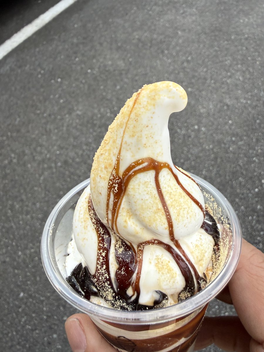 fto9856's tweet photo. 焼肉のお口直しに夜しか開いていないソフトクリーム屋🍦
濃厚で美味い🍦 https://t.co/YgwlBWx1AZ