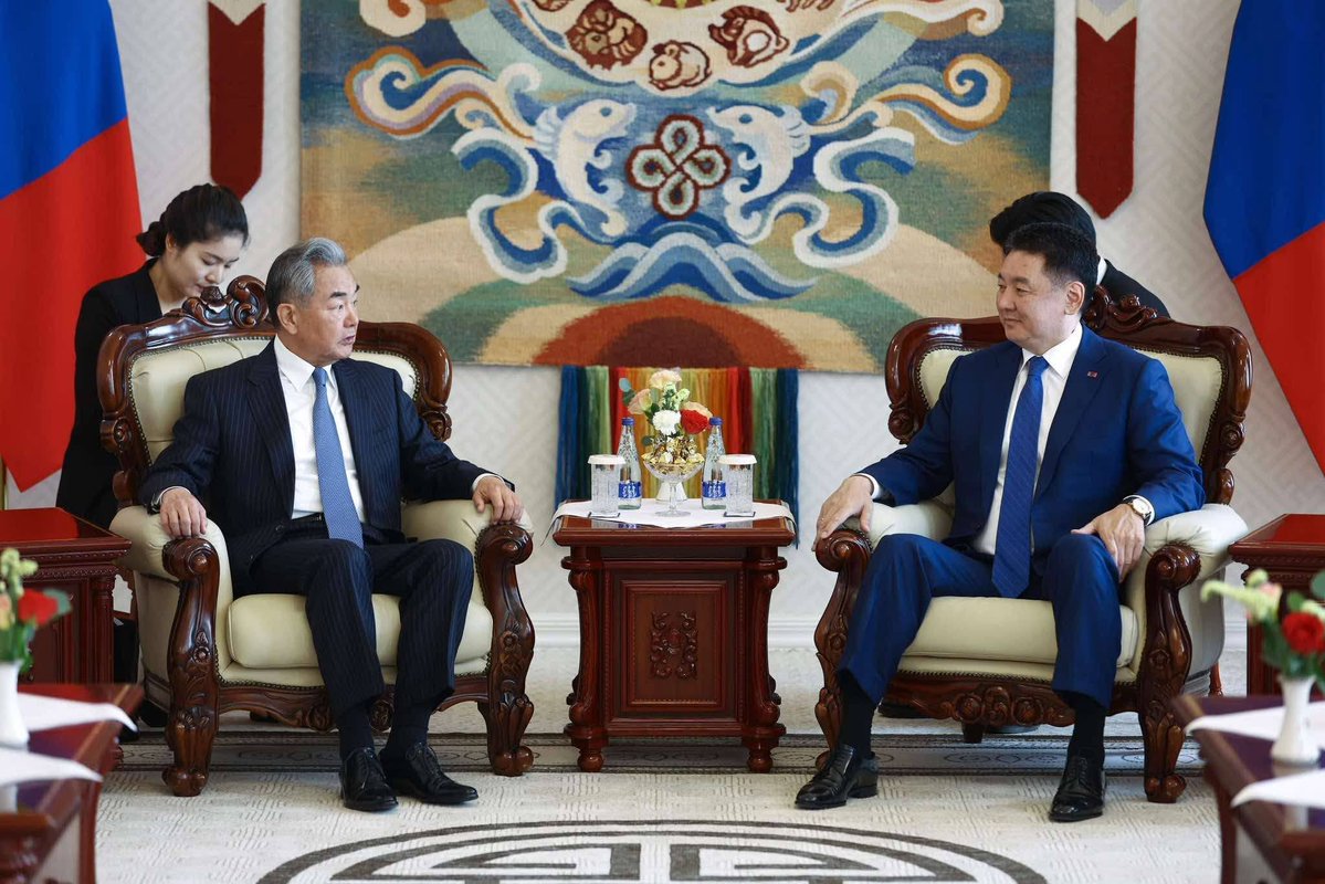 MongolDiplomacy's tweet photo. Ерөнхийлөгч У.Хүрэлсүхэд БНХАУ-ын Гадаад хэргийн сайд Ван И бараалхлаа

Монгол Улсын Ерөнхийлөгч Ухнаагийн Хүрэлсүхэд Хятадын Коммунист Намын Төв хорооны Улс төрийн товчооны гишүүн, Бүгд Найрамдах Хятад Ард Улсын Гадаад хэргийн сайд Ван И бараалхлаа.

Ерөнхийлөгч У.Хүрэлсүх, хоёр орны харилцаа, хамтын ажиллагаа “Иж бүрэн стратегийн түншлэл”-ийн түвшинд амжилттай хөгжиж буйд баяртай байгаагаа илэрхийллээ.

Өнгөрсөн онд БНХАУ-д болсон ШХАБ-ын Төрийн тэргүүн нарын өргөтгөсөн хуралдаанд оролцох үеэр тус улсын дарга Ши Жиньпинтэй уулзаж, харилцаа, хамтын ажиллагааны олон асуудлаар санал солилцон, нэгдсэн ойлголцолд хүрснээ тэмдэглэв.

Мөн БНХАУ-ын дарга Ши Жиньпинд мэндчилгээ дэвшүүлж байгааг уламжлахыг Ван И сайдаас хүслээ.

Гадаад хэргийн сайд Ван И, хоёр орны төрийн тэргүүний удирдлага дор харилцаа, хамтын ажиллагаа эрчимтэй хөгжиж буйг онцолж, цаашид ч хамтын ажиллагааг өргөжүүлэхийн төлөө байгаагаа илэрхийллээ.

Тэрбээр, БНХАУ-ын дарга Ши Жиньпинээс Ерөнхийлөгч У.Хүрэлсүхэд төрсөн өдрийн мэндчилгээ дэвшүүлсэн албан захидлыг гардууллаа.   

Уг мэндчилгээнд “Урт хугацааны, тогтвортой хөгжлийг цогцлоох нь хоёр орны ард түмний язгуур эрх ашигт нийцэх нь дамжиггүй. Харилцан итгэлцлээ бэхжүүлэн, “Иж бүрэн стратегийн түншлэл”-ийн хүрээнд хамтын ажиллагааг улам гүнзгийрүүлэн хөгжүүлэхийн төлөө байна” гэдгээ тэмдэглэжээ.

Уулзалтын үеэр худалдааны эргэлт, уул уурхайн бүтээгдэхүүний экспортыг нэмэгдүүлэх, нэр төрлийг олшруулахад чиглэсэн бүтээн байгуулалт, төмөр замын холболт, боомтын нэвтрүүлэх хүчин чадлыг нэмэгдүүлэх, дамжин өнгөрөх тээвэр, газрын тос, ногоон эрчим хүч, хиймэл оюун ухаан, цахим худалдаа зэрэг салбарт харилцан ашигтай хамтран ажиллах талаар санал солилцлоо.

БНХАУ-ын Гадаад хэргийн сайд Ван И 2022 онд манай улсад айлчлахдаа Ерөнхийлөгч У.Хүрэлсүхэд бараалхаж байсан юм.