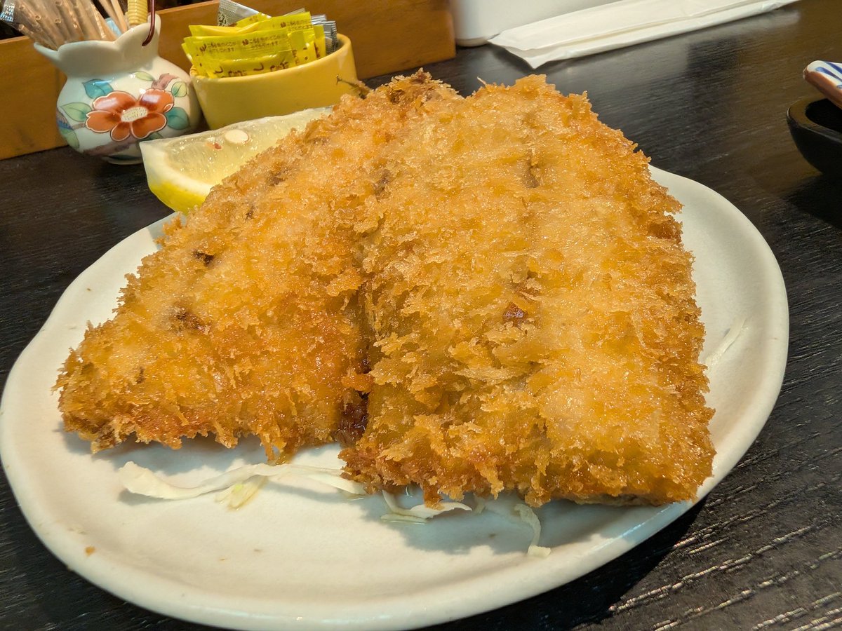 FoodtechmanBeta's tweet photo. 起きたら11:30だったけど、なんとか今週も。

・ねぎとろイクラ丼
・海老フライ2本
・アジフライ

と、完璧すぎる組み合わせ。できれば週2回にしたいんだよな〜。

#三洋食堂 #大田市場 #アジフライ https://t.co/58UNWkhMpd