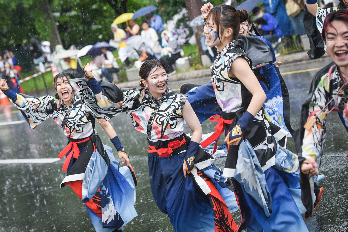haruyosa23's tweet photo. 第35回YOSAKOIソーラン祭り
北里三陸湧昇龍
06.13 大通西10丁目会場 (3/3)

新演舞『絆架』、お披露目おめでとう！
大雨の中でしたが、めっちゃ頑張ってくれました！

#YOSAKOIソーラン祭り #湧昇龍 https://t.co/VVe3KnajAc