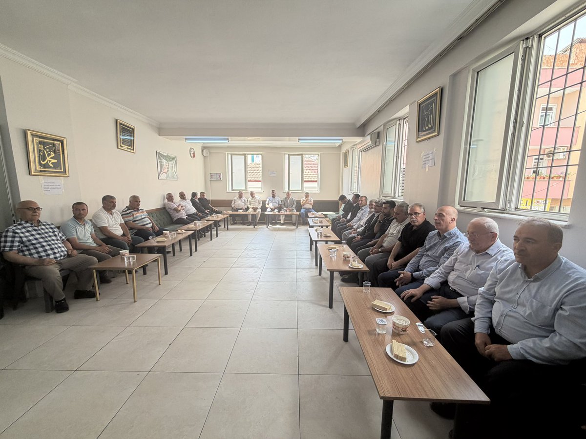 mehmetyilmazmy_'s tweet photo. Dava Arkadaşlarımızdan Sn. Abdullah Yeşilbağ'ın Yengesi Ayşe Fatma Yeşilbağ’ın Vefatından Dolayı Taziyesine Katılarak, Başsağlığı Diledik.

Merhumenin Mekanı Cennet Olsun.🤲 https://t.co/1goWplBJAS