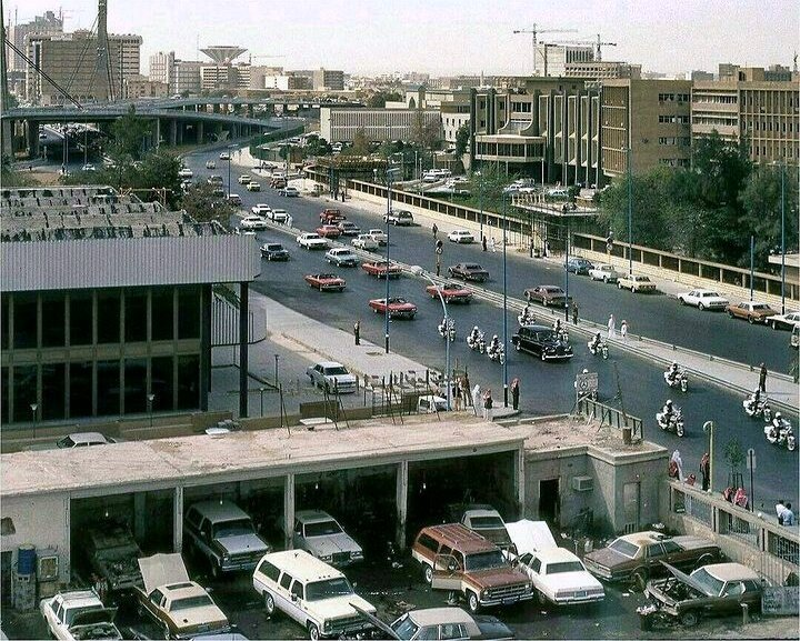 Riyadh_Zamaan's tweet photo. طريق الملك عبدالعزيز
في أحد الأيام بالثمانينات
ويبدو مرور موكب رسمي
يظهر بالأفق برج المياه
وبالقرب جسر التجارة

ما هو المبنى على يمين الصورة ؟
وأين يقف المصور؟ https://t.co/u9Yz6ebI6O
