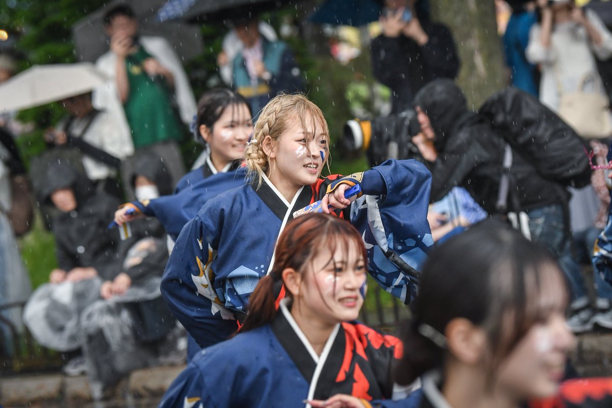 haruyosa23's tweet photo. 第35回YOSAKOIソーラン祭り
北里三陸湧昇龍
06.13 大通西10丁目会場 (1/3)

新演舞『絆架』、お披露目おめでとう！
大雨の中でしたが、めっちゃ頑張ってくれました！

#YOSAKOIソーラン祭り #湧昇龍 https://t.co/WkutxcXYPo
