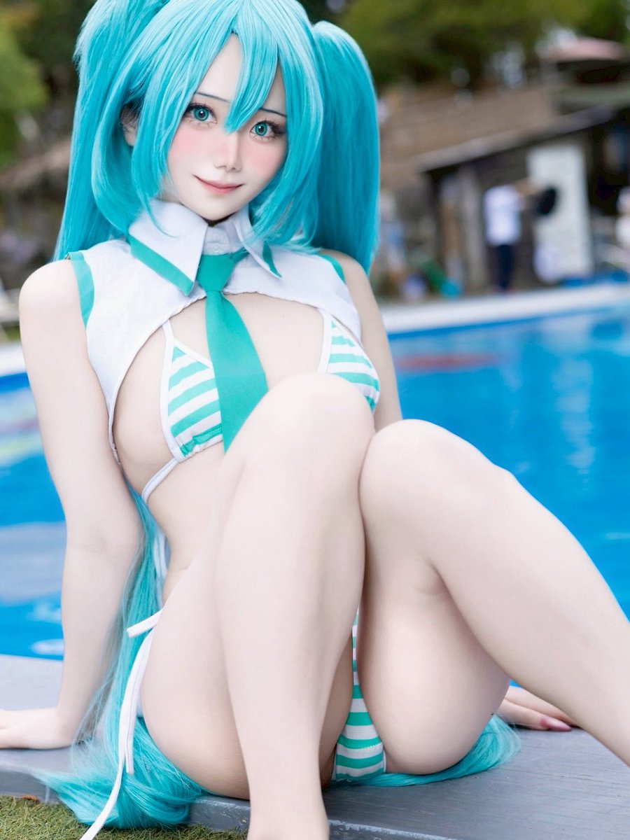 mintcosplayer's tweet photo. おすわり〜

💚コスプレcosplay💚
初音ミク 同人水着
📸@Tenmina_Arche https://t.co/T0LGeg7Ijq