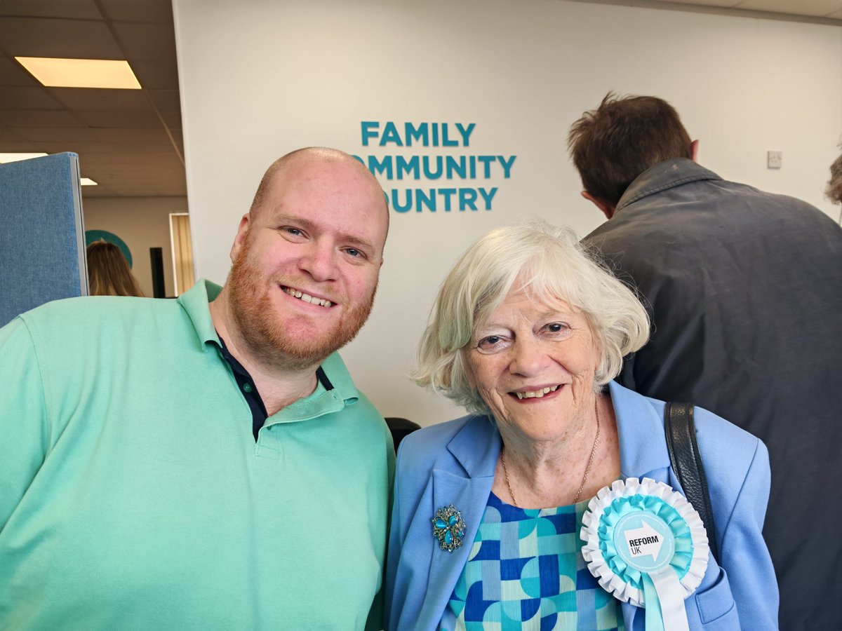 Vincent_89_'s tweet photo. Look who I bumped in to up in Makerfield, campaigning for @reformparty_uk and @RobKenyonReform https://t.co/G8ivhiT0qH