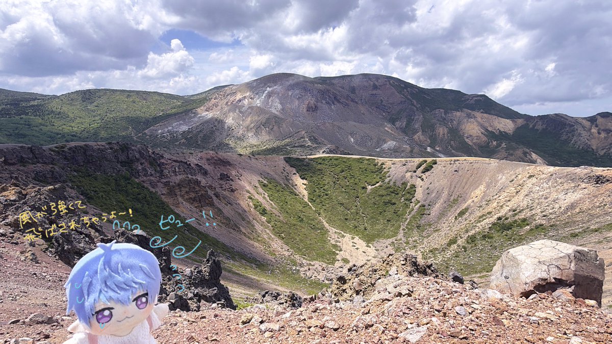 suruga_U5's tweet photo. 磐梯吾妻スカイラインを通って吾妻小富士登山⛰️

階段10分でいけるとか書いてあったけど、傾斜がキツすぎてヘロヘロになりながら登った。
火口一周(60分)も結構な坂道で体力のなさを痛感した。

でも天候に恵まれて遠くまで見渡すことができた！✨素晴らしく雄大な景色だった https://t.co/OdyLuskt5e