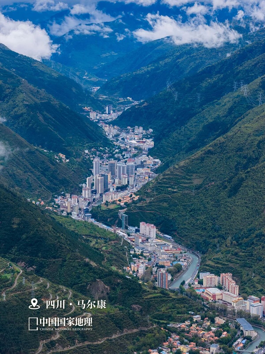 zekrom601's tweet photo. China's longest, longest, longest county town—so long it's beyond imagination! There is a type of city in China called ribbon cities, also known as linear cities. #China #中国 https://t.co/PZmb3Sqr3O