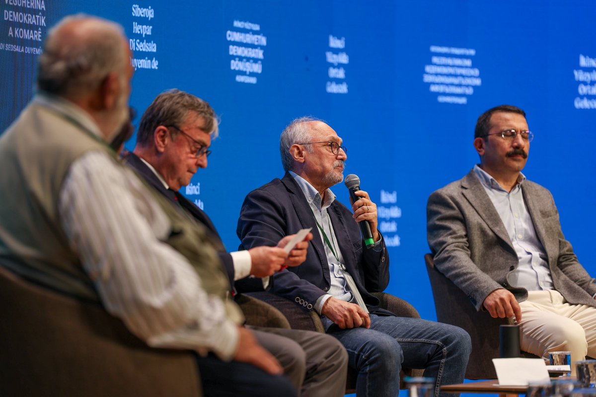 CDDkonferans's tweet photo. I. Oturum | Cumhuriyetin Kurucu Hikâyesi, İmkânlar ve Dışarıda Bırakılanlar

Konferansın ilk oturumunda, Cumhuriyetin kuruluş süreci, yüz yıllık demokratikleşme deneyimi ve bu süreçte dışarıda bırakılan toplumsal kesimlerin deneyimleri farklı perspektiflerden ele alındı.

Erdoğan Aydın, Cumhuriyetin kuruluşuna dair yerleşik anlatıların yeniden sorgulanması gerektiğini belirterek, Birinci Meclis'in çoğulcu yapısına ve 1921 Anayasası'nın demokratik ruhuna dikkat çekti. Kürtlerin, Alevilerin ve farklı toplumsal kesimlerin kurucu süreçteki varlığını hatırlatan Aydın, demokratik bir geleceğin ancak bu tarihsel deneyimle yüzleşerek kurulabileceğini ifade etti.

Hülya Osmanağaoğlu, Cumhuriyet tarihi boyunca kadınların ve feminist mücadelenin görünmez kılınan deneyimlerine odaklandı. Demokratik cumhuriyet tartışmalarının kadın hareketini yalnızca bir toplumsal kesim olarak değil, kurucu bir siyasal özne olarak tanıması gerektiğini vurguladı.

Namık Kemal Dinç ise Kürt meselesinin tarihsel arka planına değinerek, Kürtlerin artık eşit ve kurucu bir özne olarak tanınma talebiyle demokratik bir gelecek mücadelesi yürüttüğünü ifade etti. Türkiye'nin demokratikleşmesinin yalnızca Kürtlerin değil, bütün toplumun ortak meselesi olduğunu belirten Dinç, yeni bir toplumsal sözleşmeye ihtiyaç olduğunu söyledi.

Pakrat Estukyan da yüzleşme, hafıza ve birlikte yaşam başlıklarına dikkat çekti. Halkların eşitliği temelinde kurulacak demokratik bir ortak yaşamın, geçmişle yüzleşmeyi ve farklı toplulukların yaşadığı deneyimlerin görünür kılınmasını gerektirdiğini vurguladı.

Oturum boyunca öne çıkan ortak vurgu; Cumhuriyetin ikinci yüzyılında demokrasi, eşit yurttaşlık, çoğulculuk ve birlikte yaşam temelinde yeni bir toplumsal mutabakatın nasıl kurulabileceği sorusu oldu.

#CumhuriyetinDemokratikDönüşümü
#İkinciYüzyıldaOrtakGelecek