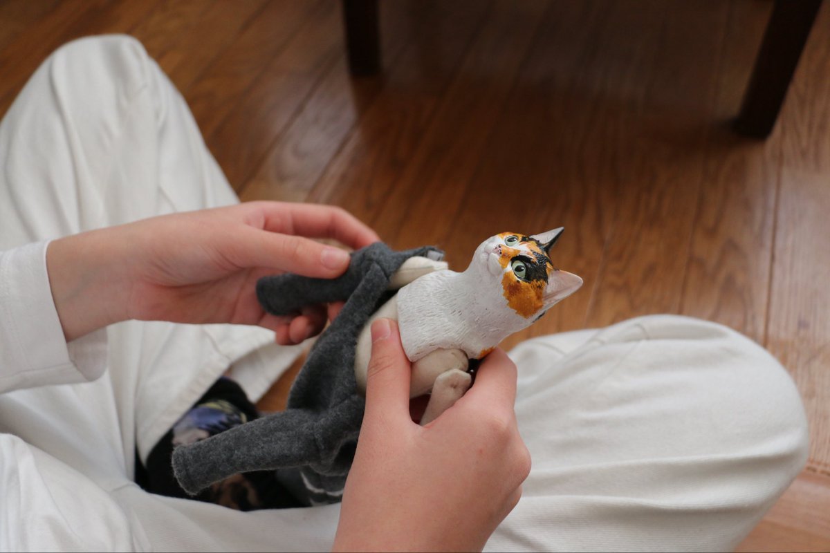 mghnsos's tweet photo. 会社の同僚からネコバッジペイントキットで何か作ってみてと挑まれたので、樹脂粘土付け足して布でボディ作って、ドールに変身させた😼
立体造形苦手だけど頑張った💪
裁縫得意な母に着る物お願いしたら着物まで縫ってくれました！
制作過程はこちらです。
#PR 
https://t.co/NHt9VOzQsf https://t.co/vm5gGjsM0G