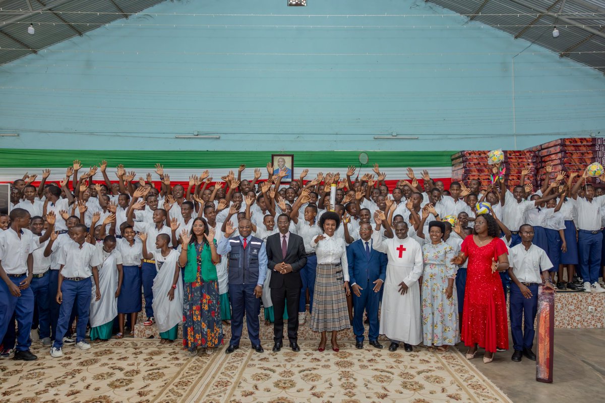 OPDD_Burundi's tweet photo. Au cours de cette activité, SE @Burundi1stLady, a également procédé à la remise de matelas et de divers équipements sportifs aux élèves du Lycée Scheppers de Nyakabiga, dans le but de soutenir leur bien-être et de promouvoir la pratique du sport en milieu scolaire. https://t.co/VcKAfWFUa7