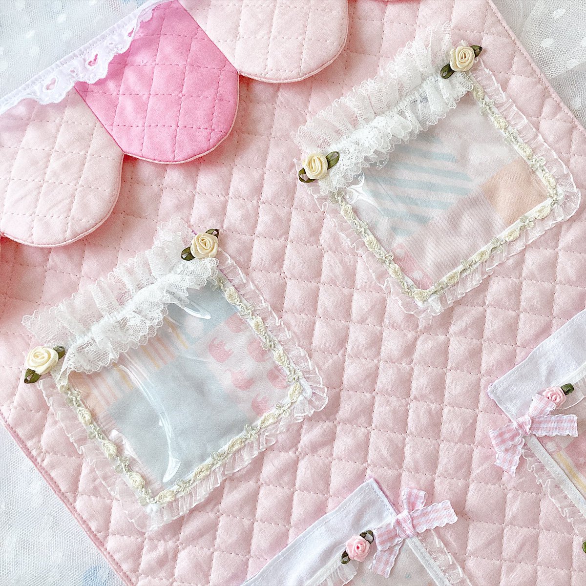 RuFrill's tweet photo. ぬいぐるみを入れられるマンション風の壁掛け🏠🎀🌸

上の窓はバルコニーイメージ、下の窓はカフェカーテンのある出窓イメージで作ってます♡

上の窓は入口部分をゴムにして厚みのある物が入るようにしてます❕

現在通販で販売中です♡ https://t.co/HTdDab2hFG