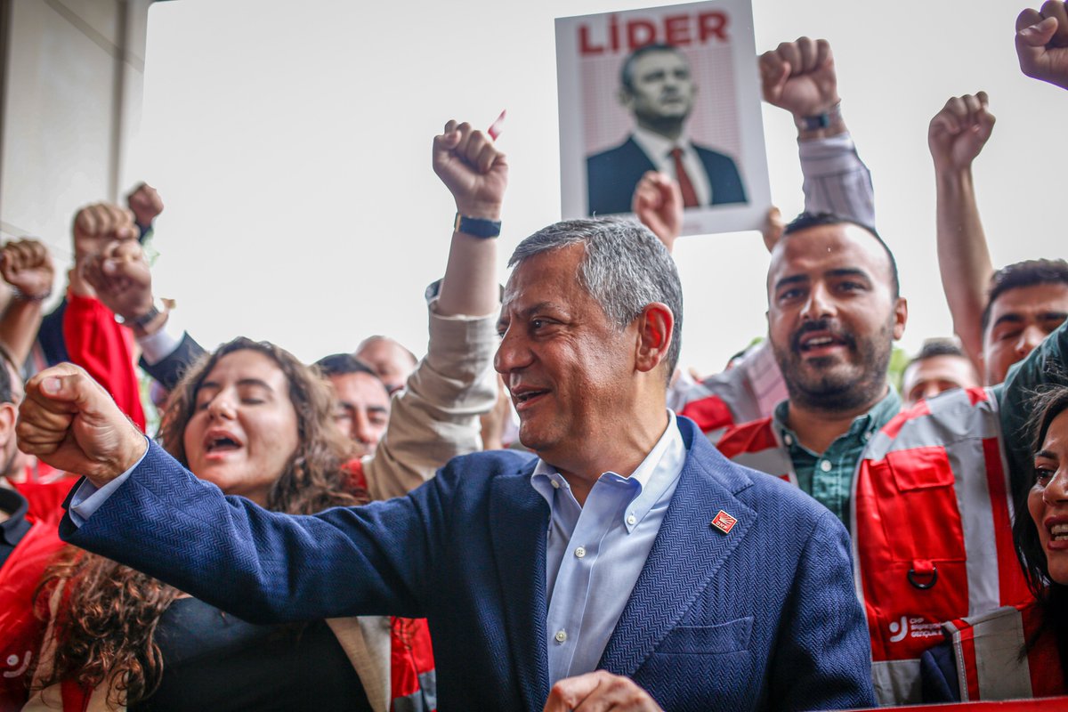 ozgurgenclikgm's tweet photo. Gençlik Kolları olarak Genel Başkanımızı İstanbul Havalimanı'nda kırmızı yeleklerimizle karşıladık.

Sandığa el uzatanlar, karşısında milleti bulacak; sen adımını nereye atarsan, gençlik orada olacak! https://t.co/zW5wGZsezI