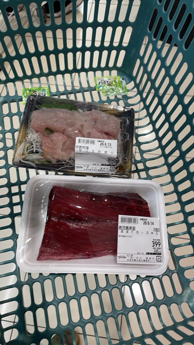 luka69bd's tweet photo. 孫と猫のおもちゃを買いに行く口実でバーガーキングに行こうとしてたが「物が増えるから要らない！」と断られた。
腹ペコで強行突破にてバーキンに行って最寄りのスーパーに入ったら鰆の刺身と本鮪の血あい売ってた！
鯖、鯵、鰯、秋刀魚、太刀魚に鰆の刺身売ってたら買うしかないw
血あいは煮付やな！ https://t.co/pNuAogRKF1