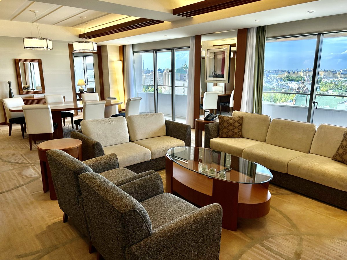 Raoh_marriott's tweet photo. もうディズニー提携ホテルで良くないか…
このシェラトンのこの部屋なら定価9.5万円クラブラウンジ付き

なお今回は2.6万円の最安部屋を予約してこのお部屋に無料アップグレード🤔 https://t.co/TCcP8lj2JN