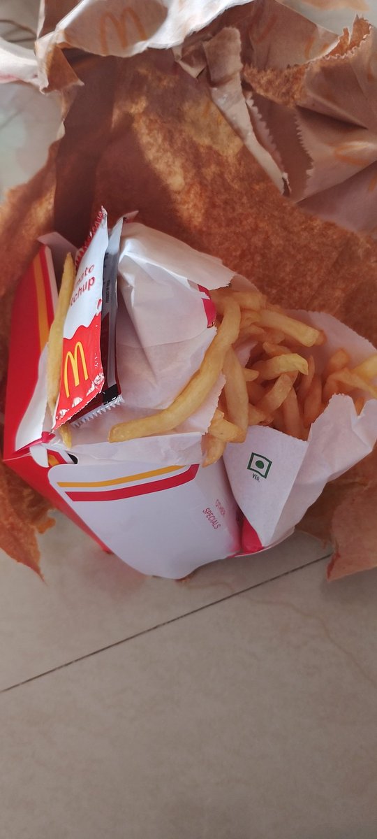 padyal92's tweet photo. @zomatocare @zomato Ordered from @zomato and received a completely damaged delivery. The packaging was soaked with sauce/liquid, fries were completely soggy and inedible, and the entire order was affected due to food packaging and delivery issue. https://t.co/d8UDwdDY33