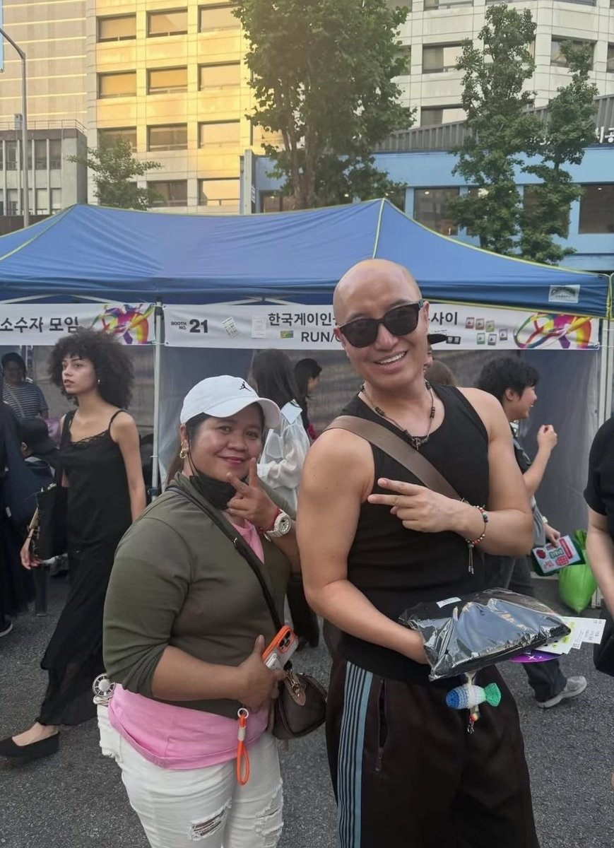 sonaeivz's tweet photo. 우린 지금 홍석천과 라이빅 여사님이 만나는 세계선에 살고있다 https://t.co/ifGUOZP4Zp