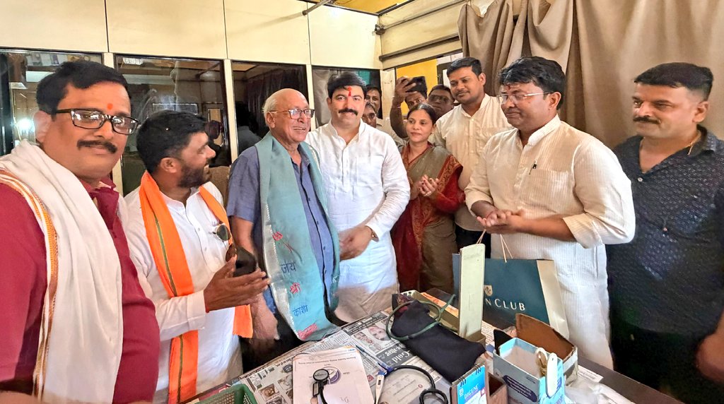 shalabhmani's tweet photo. भारतीय जनता पार्टी द्वारा संचालित सम्मान अभियान के अंतर्गत पिछले बुधवार को देवरिया के बैतालपुर के ख्यातिप्राप्त चिकित्सक डॉ. ए. एन. पांडेय जी को सेवा के क्षेत्र में उनके उत्कृष्ट एवं अविस्मरणीय योगदान के लिए उनका अभिनंदन एवं सम्मानित किया।

इस अवसर पर उन्हें सतत जनसेवा के लिए शुभकामनाएं देते हुए उनके उज्ज्वल एवं सफल भविष्य की कामना की। इस दौरान बैतालपुर के मंडल अध्यक्ष श्री राजेश निषाद जी, पूर्व मंडल अध्यक्ष श्री जितेंद्र सिंह जी समेत सभी सम्मानित पदाधिकारीगण एवं ऊर्जावान कार्यकर्ता साथी भी मौजूद रहे।