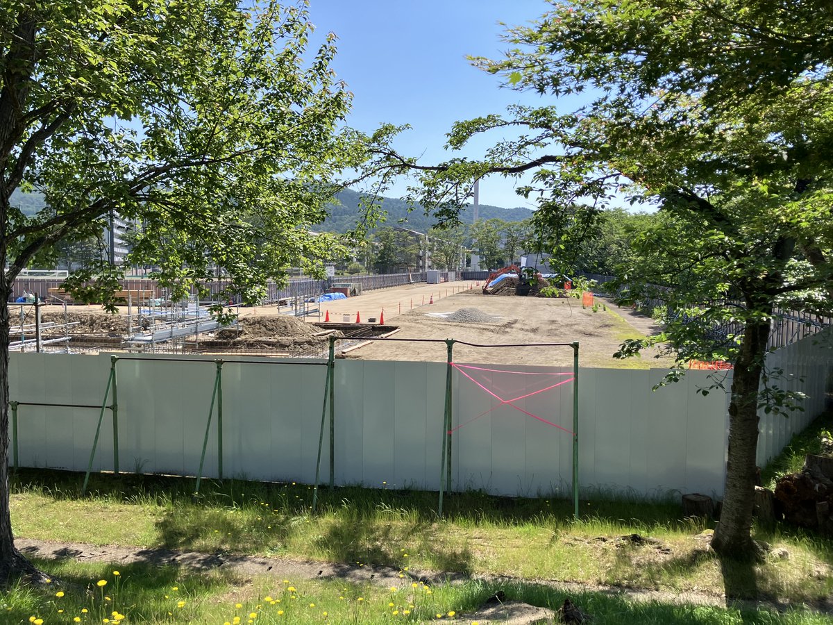 hirokoh_net's tweet photo. 本日6/13、令和8年度同窓会第1回役員会が広高「清流館」で開催されました。校庭ではideal高校の仮設校舎建設が進められています。来年、令和9年度から校舎の大規模改修工事が始まります。今年10月24日（土）広高祭一般公開日に見納めとして「最後の校舎見学会」を開催します。 https://t.co/WoQMsf2QPy