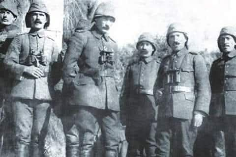 Bandral11's tweet photo. Çanakkale Savaşı, zannedildiği gibi 1915’te başlayıp 1916’da kazanılmadı. Aslında üç yıl önce 1913’te kazanıldı.Çünkü Mustafa Kemal, Trablusgarp’tan yeni dönmüştü, askeri ataşe olarak Sofya’ya gitmeden önce Çanakkale Boğazı’na atandı.
Kader adeta onu buraya getirmişti. O günlerde henüz kendisi de farkında değildi ama, üç yıl sonra tarihin akışını değiştireceği Çanakkale’yi üç yıl önceden inceleme fırsatı yakalamıştı.Üç bin yıl önce Truva Savaşı’nın yaşandığı yerleri karış karış dolaştı.Kitap merakı sayesinde klasik literatüre hakimdi.
İlyada’yı okumuştu Homeros’un mitolojik destanındaki yer tariflerini keşfetmeye çalıştı.Karadan ve denizden saldırı noktalarının o günkü konumlarıyla bugünkü şartlarını harita üzerinde karşılaştırdı, krokiler çizdi.
Milattan önce 334 yılında Asya seferine çıkan Büyük İskender, 35 bin kişilik ordusunu Çanakkale Boğazı’ndan geçirmişti.O geçiş güzergahını adım adım https://t.co/tkqUwHlgi3ğazı tekneyle geçti, Büyük İskender’in Anadolu topraklarına ayak bastığı yerden karaya çıktı, neden o noktanın seçilmiş olabileceğine dair coğrafi notlar tuttu.
Herodot okumuştu.Yıllar yıllar sonra 300 Spartalı filmine konu olacak Termofil Savaşı’ndan haberdardı.Tıpkı Homeros’un izini sürdüğü gibi, Herodot’un anlattığı yer tariflerini de keşfetmeye çalıştı.Milattan önce 480 yılında Yunan topraklarını istila etmek için gelen Pers kralı Kserkes’in 50 bin kişilik devasa ordusuyla Anadolu tarafından Avrupa tarafına geçtiği noktayı inceledi, notlar tuttu.
Yine böyle bir Mart günü, Truva antik kentine geldi.Saatlerce gezdi, düşündü, krokiler çizdi.Achilles’in mezarı olarak bilinen tümülüsü ziyaret etti.Tıpkı Mustafa Kemal gibi, Fatih Sultan Mehmet de Homeros’un İlyada’sından etkilenmişti. Kalkıp Truva’ya gitmişti.
Yanından ayırmadığı vakanivüsü Kritovulos’ın notlarından biliyoruz, Truva’nın kalıntılarını gezmişti, Achilles’in Hektor’un mezarları hakkında bilgi almıştı, kahramanlıklarını saygıyla anmıştı. Truva’nın coğrafi konumunu, denizle-karayla ilişkisinin stratejik yararlarını irdelemişti. Papa II. Pius’a yazdığı mektuptan anlıyoruz ki, İstanbul’un fethini Truva’nın rövanşı olarak görüyordu.
Bugün artık gayet net şekilde biliniyor ki, İngiliz genelkurmayı da aynı metodu uygulamıştı, Çanakkale Savaşı hazırlıkları sırasında bölgenin antik tarihi üzerine araştırmalar yapmışlardı, Truva dönemine ait antik çağ haritalarından faydalanmışlardı.Truva Savaşı’nda lojistik üs olarak kullanılan Bozcaada, Gökçeada ve Limni adaları, Çanakkale Savaşı’nda da İngilizler tarafından lojistik üs olarak kullanıldı.Truva Savaşı’nda Beşige koyu’na şaşırtma amaçlı sahte çıkarma yapılmıştı, İngilizler aynısını Çanakkale Savaşı’nda yaptı.
Truva Savaşı’ndaki efsane Truva Atı’nı bilmeyen yoktur.Çanakkale Savaşı’nda Truva Atı hilesi bile kullanıldı.Kurnaz İngiliz kurmayları, donanmanın kömür ihtiyacını karşılayan 105 metre uzunluğundaki River Clyde isimli kömür şilebini, modifiye ederek çıkarma gemisine dönüştürmüştü.
Dışardan bakıldığında eski püskü kömür şilebi görüntüsüydeydi, güvertesinde askeri teçhizat veya herhangi bir kişi görünmüyordu, halbuki, ambarları hınca hınç asker doldurulmuştu. Dümeni kilitlenip yanlışlıkla savrulmuş gibi karaya oturacak, vurulmaya değer hedef olarak görülmeyecek, hava kararınca içindeki iki bin asker karaya çıkacak, ilk savunma hattımızı delecek, arkadan gelecek olanlara gedik açacaktı. Beceremediler.
Truva’yla Çanakkale’nin üç bin yıllık hesaplaşma olduğunun bir başka çok önemli göstergesi, Agamemnon’du.Britanya donanmasının en güçlü savaş gemilerinden birinin adı, Agamemnon’du. Agamemnon, Truva’yı yıkmaya gelen Akha ordusunun başkomutanının adıydı!
Osmanlı’nın ölüm fermanı anlamına gelen Mondros Mütarekesi’nin, başka yer yokmuş gibi, Agamemnon zırhlısının güvertesinde imzalanması da, elbette tesadüf değildi.Fatih Sultan Mehmet’in muhteşem isabetli tespiti gibi, İstanbul’un fethi, Truva Savaşı’nın rövanşıydı.Üç bin yıl sonra Çanakkale’yi geçmeye çalışanlar, Truva’nın rövanşını kaybedenlerdi.Çanakkale Savaşı, tıpkı Truva Savaşı gibi, doğu ile batı’nın, Avrupa’yla Anadolu’nun mücadelesiydi.
Ve işte 1915 ...
Üç yıl önce Truva’nın stratejik planlarını bizzat yerinde inceleyen, ölçüp biçen Mustafa Kemal, üç yıl sonra yeniden Çanakkale’https://t.co/3LlY8S1mBj yapacağını, neler yapması gerektiğini kafasında çoktan kurgulamıştı.
Anafartalar.Savaşın kırılma noktasında yeralan iki köyümüzün ortak adıydı.Küçük Anafarta köyü.Büyük Anafarta köyü.Anafarta kelimesi, yerel ağızda rüzgara karşı, çok rüzgar alan yer manasına geliyordu.Anafartalar Kahramanı’nın emperyalizm rüzgarına karşı durduğu yer, coğrafyanın sözlük anlamına da cuk oturuyordu.
Özetle Çanakkale Zaferi Dan Dunla Değil Analitik Zekayla, Entelektüel Birikimle Kazanıldı...