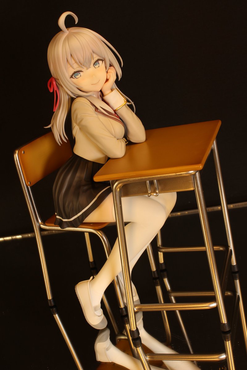 figure_bkk's tweet photo. 先ほど帰宅したので深夜になってしまいましたが、とりあえず開封したのでレビュー写真。アーリャさん自体はいくつか持ってましたけど、制服姿のスケールフィギュアとなると何気に初なんですよね～
両肘とおっぱいが乗ってるのがいいすよね。あとはやはり太もも。一応机無しでも座れる模様 https://t.co/CZ1f0h3pl4