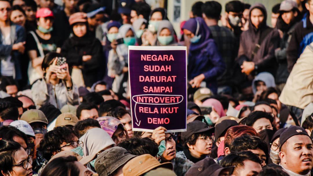 tentangmine's tweet photo. ⚠️Indonesia Sedang Tidak Baik Baik Saja⚠️

Photo by threads octaviadio 
Demo Jogja Gejayan https://t.co/kFNYarvOvo