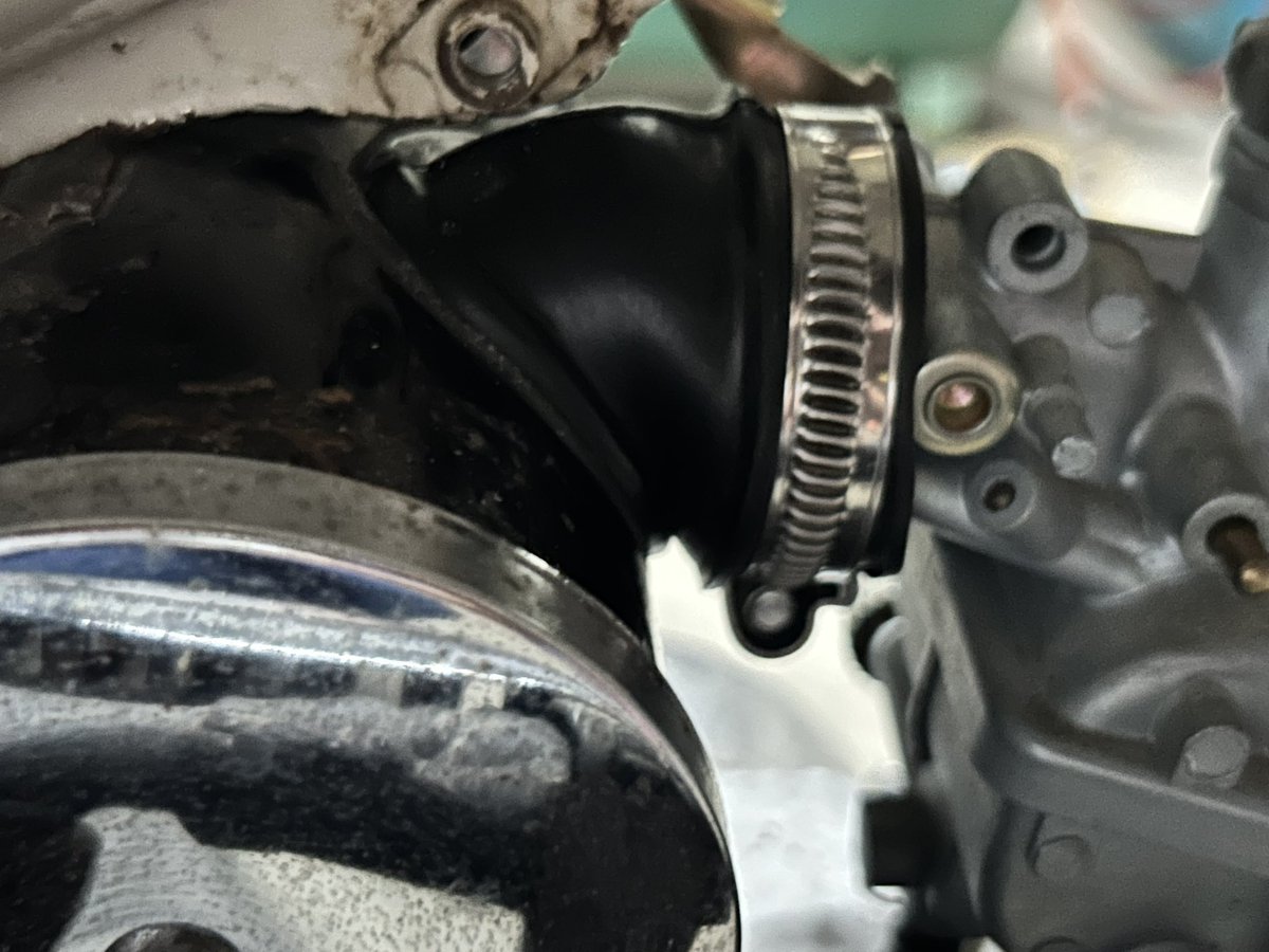 DRIVEHARROW's tweet photo. ズタボロだったエアクリとキャブ間のコネクティングチューブ？の新品見つけたのが届いたので取り付けです！

しかしちょい角度が違うみたいですんなり付かず、、チカラワザ！笑
やっぱり同じダックスでも年式によって多少の差異はあるのかもですね？
アイドリングは安定するようになりました笑 https://t.co/3ADJe6g3CT