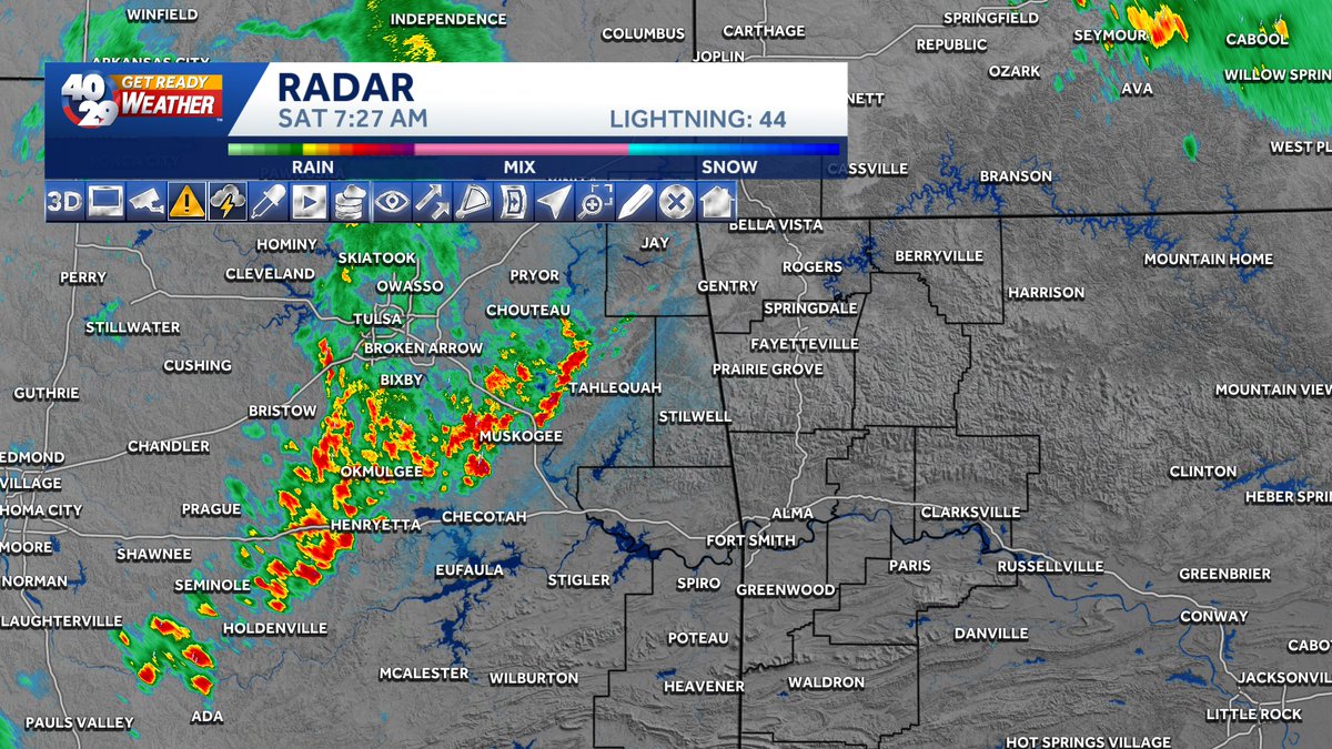 4029Drake's tweet photo. 7:27am UPDATE: There are a few heavy showers off to our west. I'm expecting these to continue to weaken as they push west. Could bring some gusty winds and heavy rain to parts of Northwest Arkansas and the River Valley. #arwx #arkansas #weather https://t.co/FvIl7b28wC