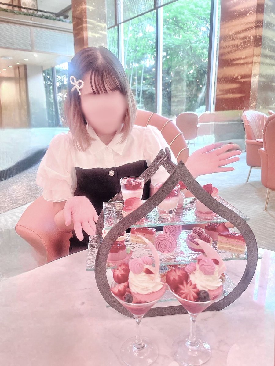 💙🍨#おでかけあやん💙🍨 今日は大好きなお友達と 薔薇のアフタヌーン