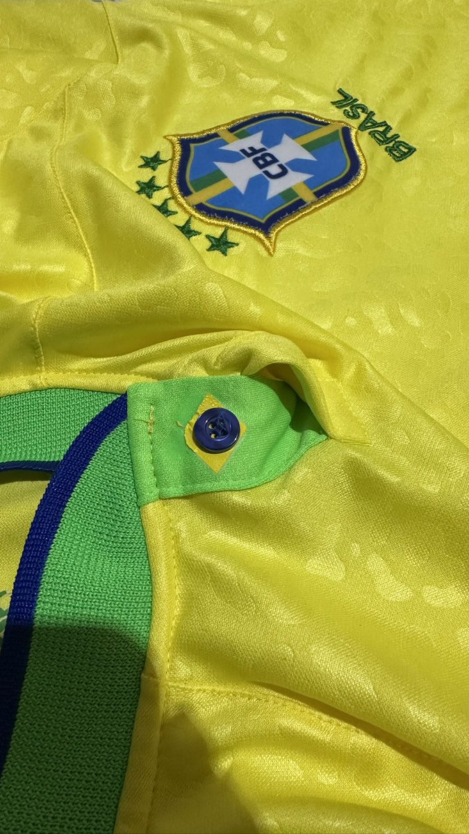 beadragon2's tweet photo. A camisa da última Copa sendo uma das mais linda. 
O botão da gola imitando a bandeira.
O tecido imitando a onça pintada. https://t.co/8KCZeQLqrN