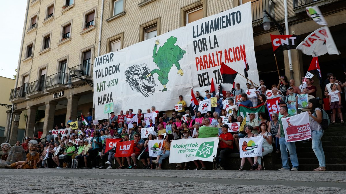 AhotsaInfo's tweet photo. [🎦BIDEOA] 264 kolektibok manifestu bat sinatu dute AHT gelditzeko https://t.co/MeatRMBcK0 https://t.co/U2VO9Cxs5E