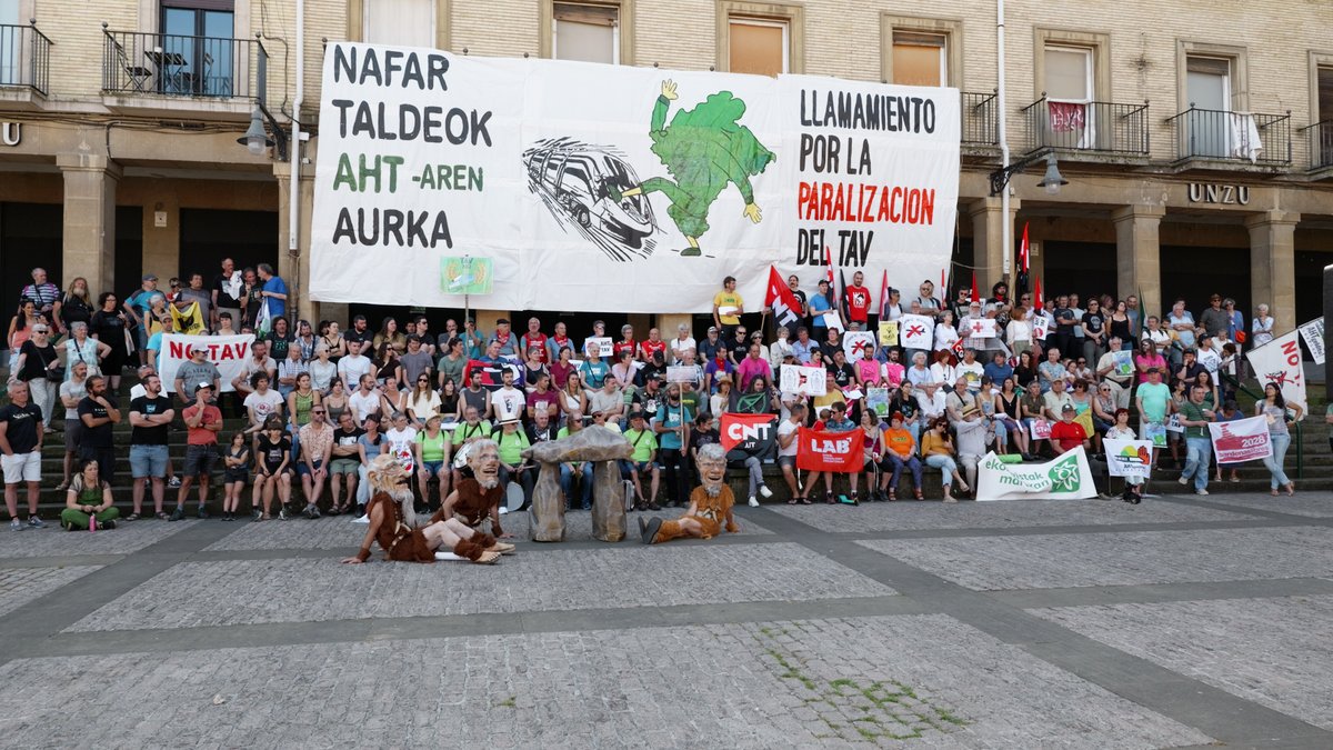 AhotsaInfo's tweet photo. [🎦BIDEOA] 264 kolektibok manifestu bat sinatu dute AHT gelditzeko https://t.co/MeatRMBcK0 https://t.co/U2VO9Cxs5E