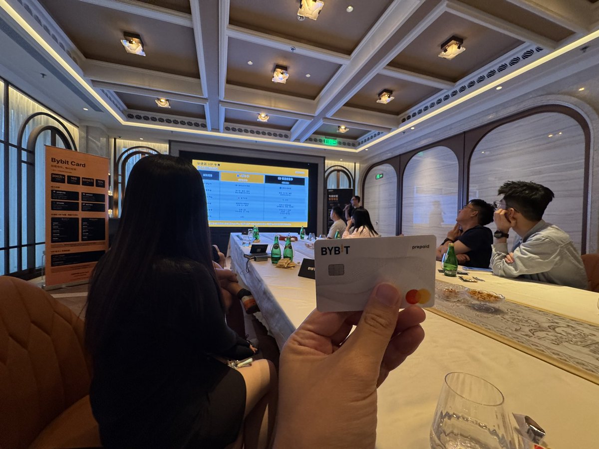 GalaxySciTech's tweet photo. 全球旅游时一直用bybit虚拟卡消费，今天参加上海bybit VIP私享会直接给发我发了一张bybit实体卡，现在两件套直接凑齐了😂 https://t.co/Rh57kH6xEM