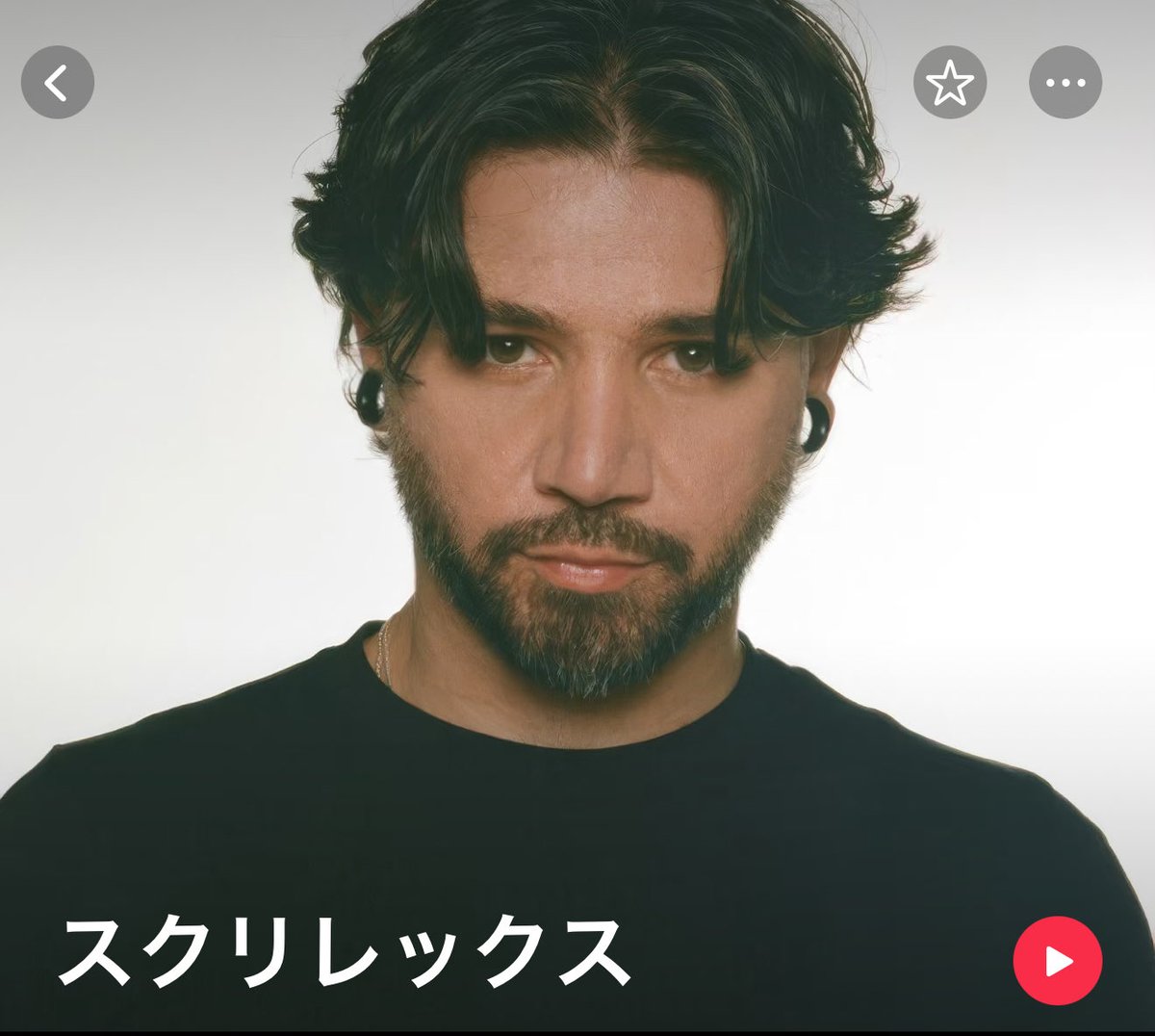 WorkerHolic0303's tweet photo. Apple Music のSkrillex の写真が変わってて涙
このちんまりしてる顔が好きだったんになぁ https://t.co/csDPgKRY7N