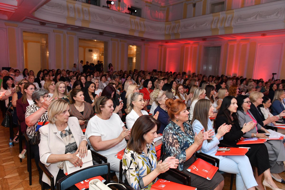 MiloradDodik's tweet photo. Жељка Цвијановић @Cvijanovic_Z се својим радом, искуством и одговорношћу наметнула као избор за српског члана Предсједништва БиХ. Моја намјера је да је предложим као кандидата СНСД-а, а коначну одлуку донијеће органи странке.

Данас смо на сједници Главног одбора Актива жена СНСД-а још једном потврдили да су жене једна од највећих снага наше политике и друштва. Њихова енергија, знање и посвећеност су важан ослонац развоја Републике Српске.