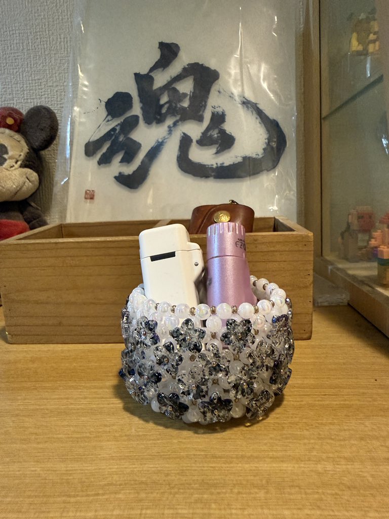 Rx22C's tweet photo. 今日は夫と川崎に行って、お友達のまゆまき氏のビーズ作品をゲット✨
キラキラでかわいい。早速玄関に飾りました🐥 https://t.co/ZeV51Np5r0