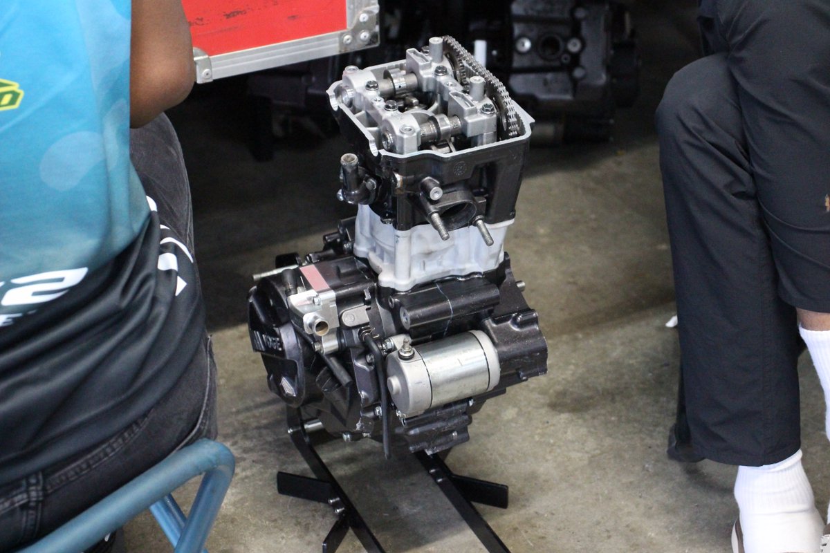 _Mizz77's tweet photo. 夕方にパドックからいつものエンジン作業撮ろうとしたら、VOGE AS25 Racing Teamの方に声を掛けて頂き間近で見させて頂けました
#ARRC
#UB150
#AS25Academy https://t.co/LGwC4ZCBRP