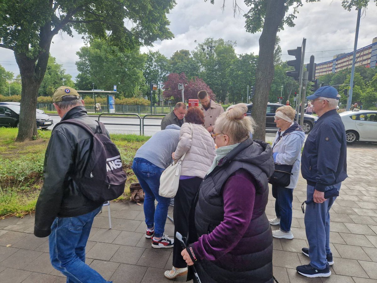 PaskalR_KKP's tweet photo. 🧯Zbiórek ciąg dalszy 🙂
👇Fotorelacja z dzisiaj.
#StopKSeF #gietrzwaldsanktuariumnarodowym #gietrzwald #przedsiebiorcyprawicy #KKP #KonfederacjaKoronyPolskiej #korona #koronagdansk #gdansk #Polska #pomorze #przymorze #zbiorka #polityka #Info https://t.co/hUvXcPv40u
