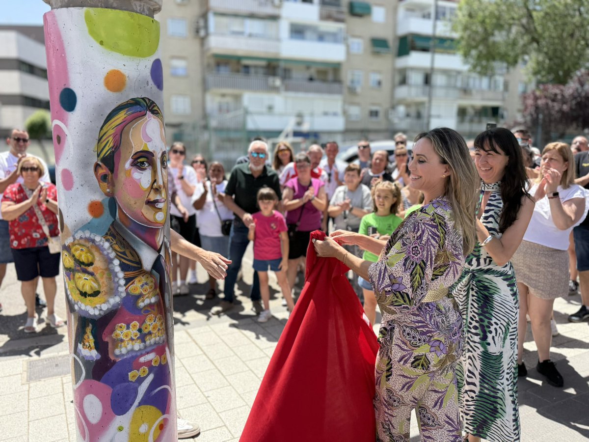 AytoParla's tweet photo. Nuestra querídisima 𝐂𝐫𝐢𝐬𝐭𝐢𝐧𝐚 𝐒𝐚́𝐧𝐜𝐡𝐞𝐳 ya tiene su columna en el 𝐏𝐚𝐬𝐞𝐨 𝐝𝐞 𝐥𝐚 𝐅𝐚𝐦𝐚 de #Parla .🤩⭐️

Esta mañana, acompañada del alcalde, @Ramonjurado, la concejala de @CulturaParla, @GemaGmagt, y muchisimos vecinos/as, de nuestro tejido asociativo…

🧵 https://t.co/ha6NVUdGAn