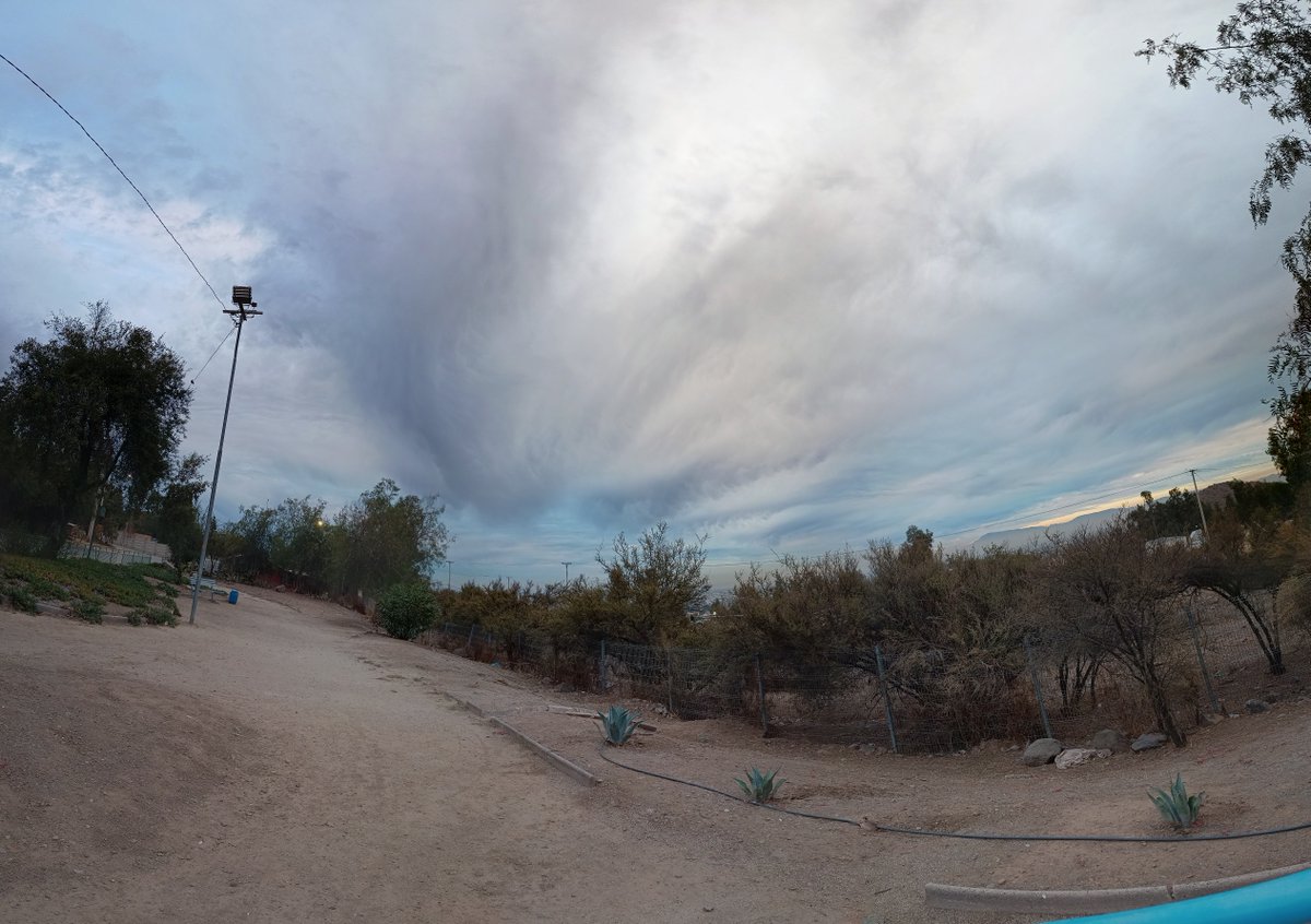 Rod_Lakes's tweet photo. Así amaneció el cielo en Puente Alto, (Diego Portales/Canal Las Perdices).
@meteochile_dmc https://t.co/eDGqbH0Vkg