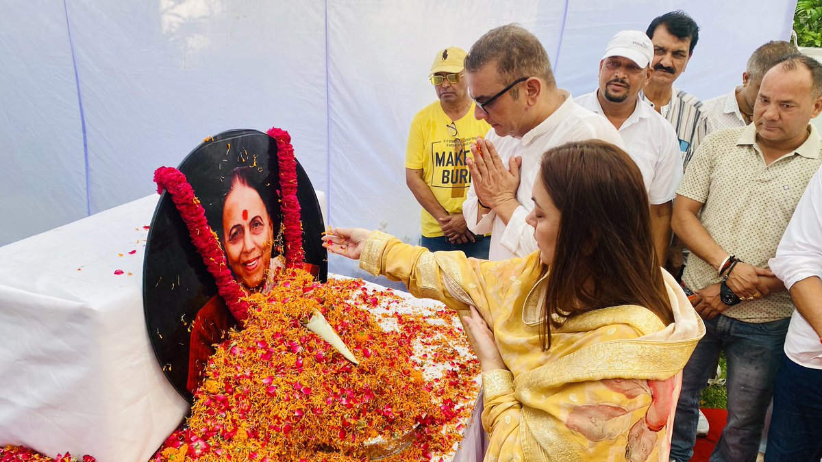 SumitHridayesh's tweet photo. मेरी पूज्यनीय माताजी, स्व. डॉ. श्रीमती इंदिरा हृदयेश जी की पंचम पुण्यतिथि पर मैं उन्हें भावभीनी श्रद्धांजलि अर्पित करता हूँ।

@INCUttarakhand https://t.co/LIievQZ18Z