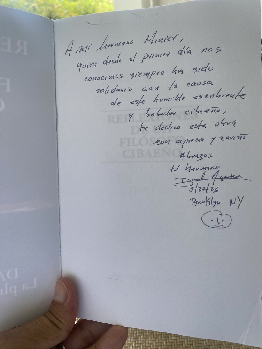 JoseMMinier's tweet photo. Muchísimas gracias a mi hermano @DavidRAzcona por su libro "Reflexiones de un Filósofo Cibaeño" y por una dedicatoria tan especial. Como buen cibaeño, esta será mi lectura obligada para disfrutar este fin de semana. ¡Un abrazo grande! 📚🇩🇴 #DavidAzcona #FilósofoCibaeño #LecturaDeFinDeSemana