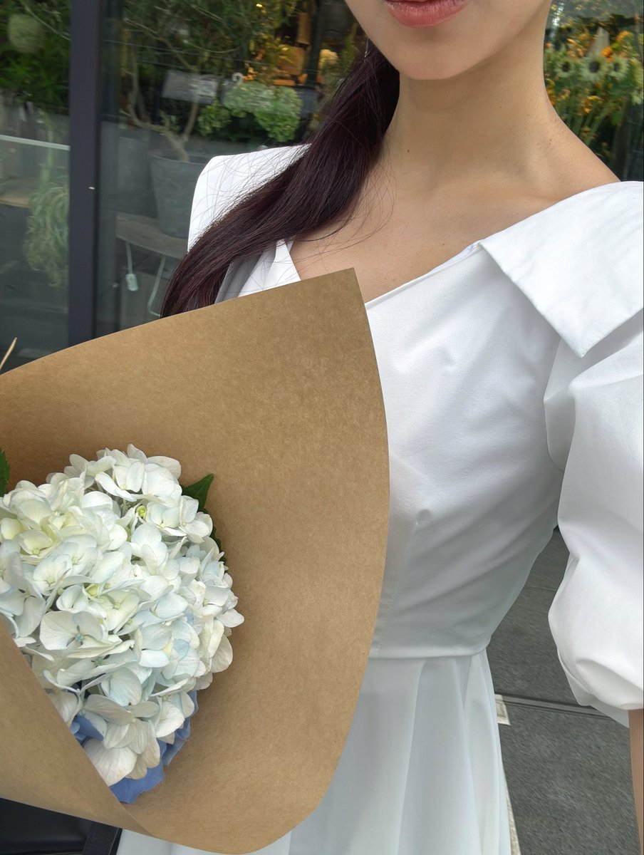 naoho_notes's tweet photo. 今週のお花は紫陽花にしようと思って紫陽花を買いに行く日に紫陽花を抱えてシャツドレスで歩きたいなと
シャツドレスを選びました♡
いく場所ややることを思い描いてお洋服を決めるのって楽しみのひとつですよね https://t.co/ljpjYmf6AJ
