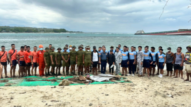 PcadgT10649's tweet photo. Ilocos Norte PPO, agad umaksyon sa nasadsad na barko sa baybayin ng Badoc

Source: https://t.co/gBVi7fgal9 

#PCADGTagapagUgnay

DISCLAIMER: CTTO of the photos, videos, music, and optics used in this post. No copyright infringement intended. https://t.co/INWgOt2HDr