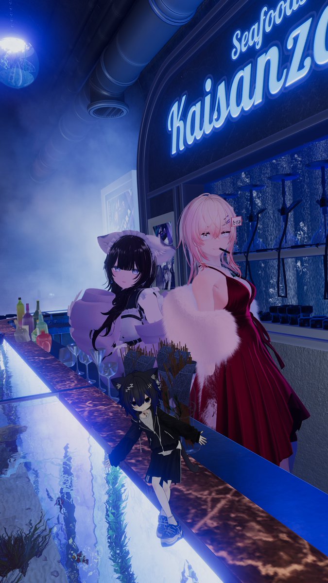 TKK_dev's tweet photo. 本日のぶいちゃ!
カメラを向けたら表紙になるメンバー達を撮影しました!
そして、ええ場所ないかと探した結果、いくらさんところのKaisanzokuBarで撮ってきた!!
映えます!ちょちょっと加工して表紙にしちゃいます。
#VRChat #チキンサミット #seafoods https://t.co/uCCSn5q00t