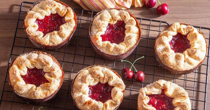 phightinphils's tweet photo. Thanks for the shoutout @TMacPhils and @JohnKruk on the O&amp;H Bakery “Kringle”.  Glad you enjoyed them.  Too funny that one of Don’s friends had the same idea.  

Thanks @GMurphPhils for delivering them.  You guys are the best in MLB!

P.S. The small hotel ones were from O&amp;H too. https://t.co/khhzFzX3wB