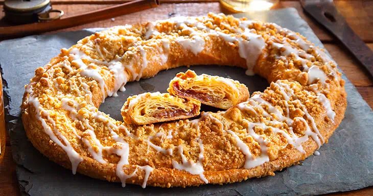 phightinphils's tweet photo. Thanks for the shoutout @TMacPhils and @JohnKruk on the O&amp;H Bakery “Kringle”.  Glad you enjoyed them.  Too funny that one of Don’s friends had the same idea.  

Thanks @GMurphPhils for delivering them.  You guys are the best in MLB!

P.S. The small hotel ones were from O&amp;H too. https://t.co/khhzFzX3wB