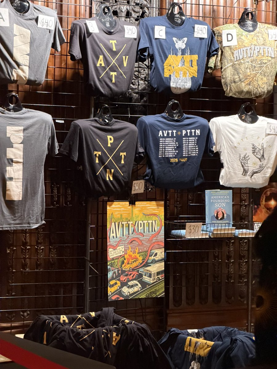 shaunvlog_'s tweet photo. Last night I saw bluegrass band Avett Brothers with Mike Patton at the incredible King’s Theatre - and they say there is no classy architecture here? Another wholesome night 🪕 https://t.co/dpb1TkXlGJ