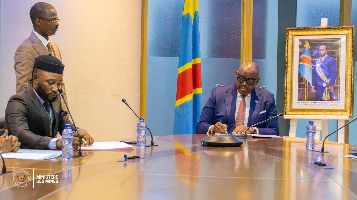 CivuadiKalanga's tweet photo. Louis Watum Kabamba signe un partenariat stratégique avec ONYO-BT SARL pour l’énergie des mines

Le Ministre des Mines, @LouisWKabamba , a procédé à la signature d’un Protocole d’Accord avec ONYO-BT SARL, une entreprise spécialisée dans le développement de technologies innovantes de production autonome d’électricité, sans recours aux sources d’énergie conventionnelles et sans émission de fumée.

Cet accord marque une étape importante dans la recherche de solutions durables au déficit énergétique qui affecte les activités minières dans notre pays. Il établit un cadre de collaboration visant à explorer des alternatives innovantes pour la production, le transport, la fourniture et la sécurisation de l’énergie électrique destinée aux installations minières.

Une phase pilote est envisagée à Lupatapata, dans le Kasaï Oriental, afin d’alimenter les installations et la cité MIBA, avec pour objectif de soutenir le développement du secteur minier dans l’espace Grand Kasaï.

Cette initiative s’inscrit dans la volonté du Gouvernement de promouvoir des solutions énergétiques innovantes au service de la croissance et de la compétitivité du secteur minier. @MinMinesRDC