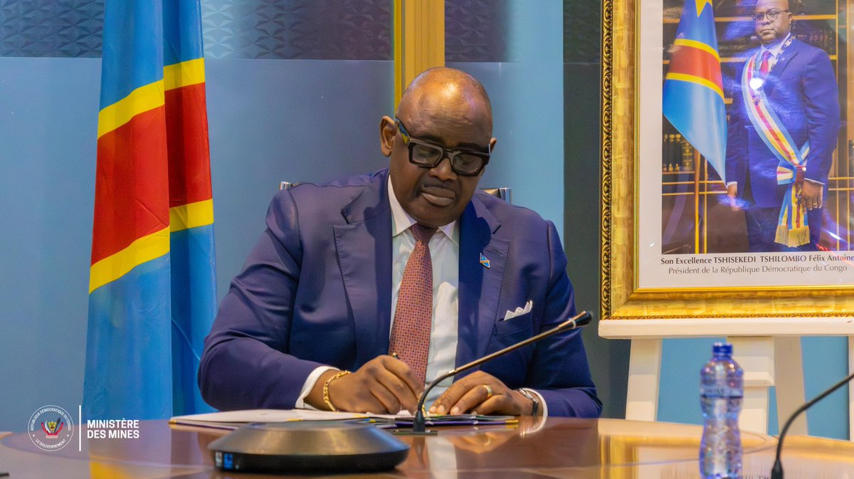 CivuadiKalanga's tweet photo. Louis Watum Kabamba signe un partenariat stratégique avec ONYO-BT SARL pour l’énergie des mines

Le Ministre des Mines, @LouisWKabamba , a procédé à la signature d’un Protocole d’Accord avec ONYO-BT SARL, une entreprise spécialisée dans le développement de technologies innovantes de production autonome d’électricité, sans recours aux sources d’énergie conventionnelles et sans émission de fumée.

Cet accord marque une étape importante dans la recherche de solutions durables au déficit énergétique qui affecte les activités minières dans notre pays. Il établit un cadre de collaboration visant à explorer des alternatives innovantes pour la production, le transport, la fourniture et la sécurisation de l’énergie électrique destinée aux installations minières.

Une phase pilote est envisagée à Lupatapata, dans le Kasaï Oriental, afin d’alimenter les installations et la cité MIBA, avec pour objectif de soutenir le développement du secteur minier dans l’espace Grand Kasaï.

Cette initiative s’inscrit dans la volonté du Gouvernement de promouvoir des solutions énergétiques innovantes au service de la croissance et de la compétitivité du secteur minier. @MinMinesRDC